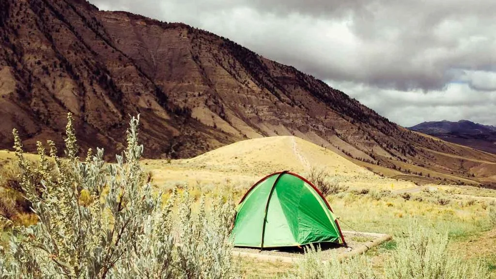 Campement discret dans le désert du Nevada au coucher du soleil