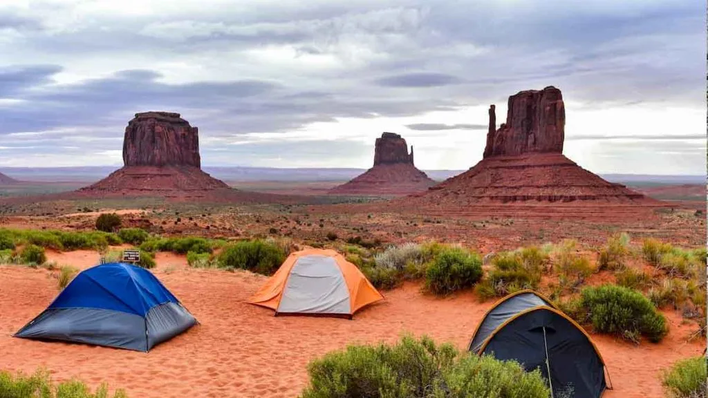 Campement chaud dans le désert du Nevada quand la nuit tombe
