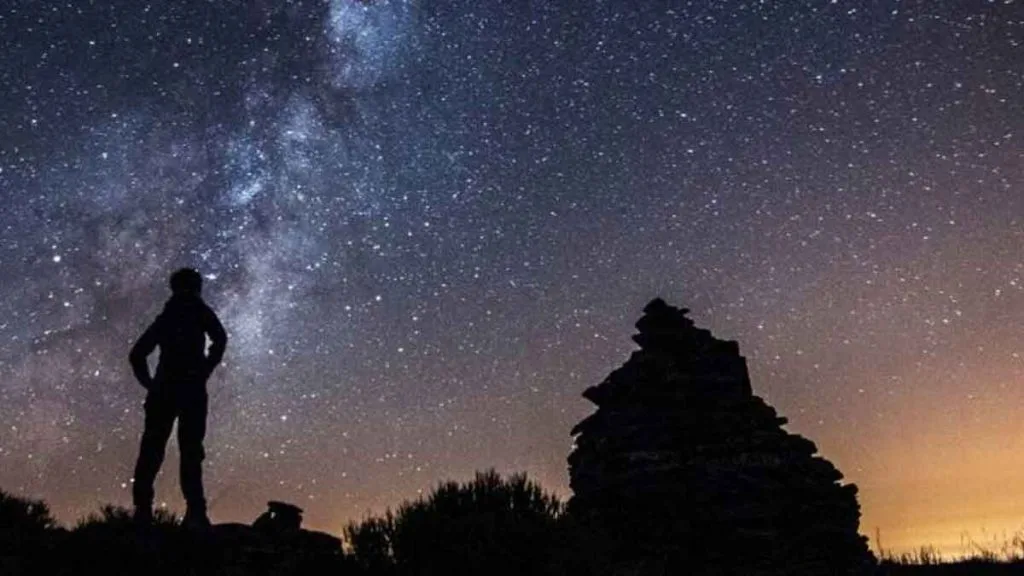 Ciel étoilé dans le désert du Nevada sous la Voie lactée