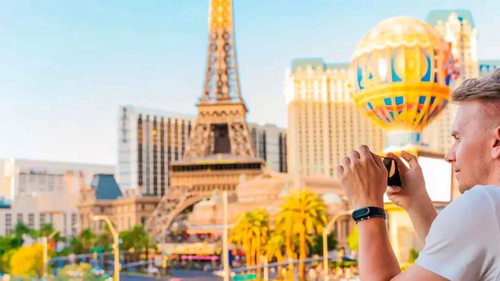 Las Vegas de nuit avec néons et hôtels du Strip