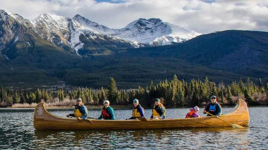 Pyramid Lake au Nevada avec une famille préparant une visite respectueuse