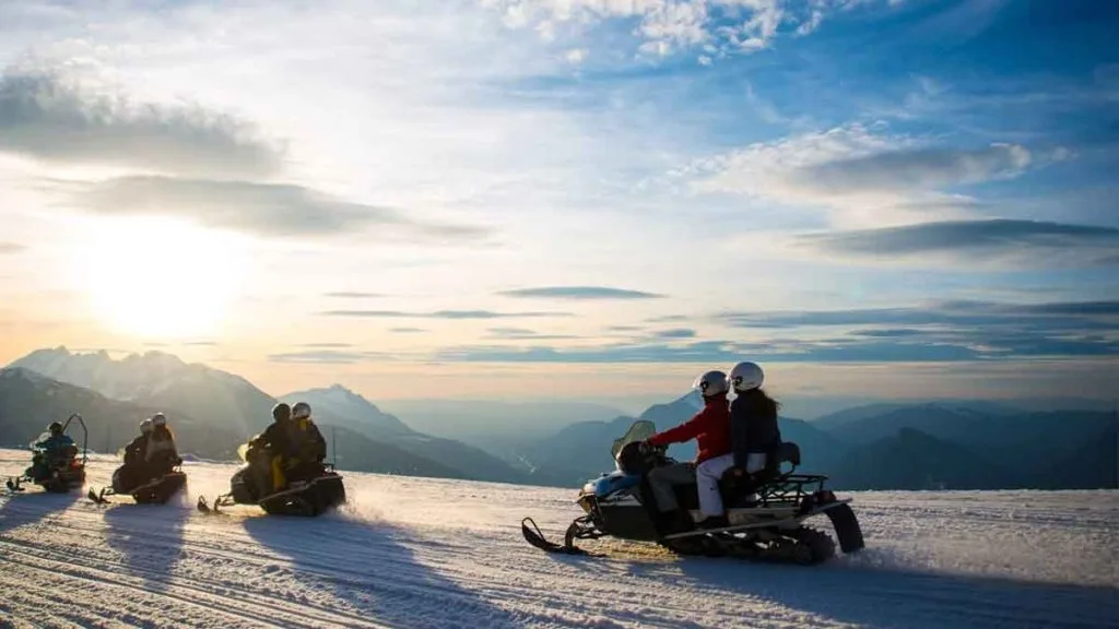 Motoneige autour de Reno et Lake Tahoe : ce qu'il faut vérifier avant de réserver