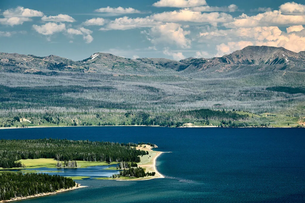 Famille en séjour à Lake Tahoe entre lac et montagnes